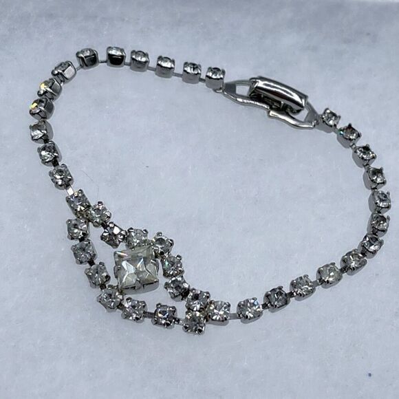 Vintage cut glass shimmering bracelet with ornate decor. - Picture 5 of 7